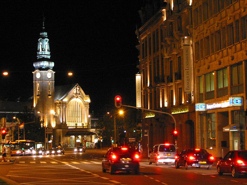 800px-Bahnhof_Luxemburg_bei_Nacht.jpg